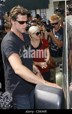 Tori Spelling leaves Sunset Plaza with her husband Los Angeles, California - 13.08.08 Stock Photo