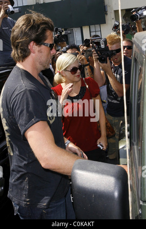 Tori Spelling leaves Sunset Plaza with her husband Los Angeles, California - 13.08.08 Stock Photo