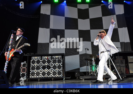 Rick Nielson and Robin Zander of Cheap Trick performing live in concert at the Cruzan Amphitheatre West Palm Beach, Florida - Stock Photo