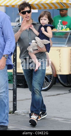 Tom Cruise and daughter Suri Cruise visit Mrs Tom Cruise as she rehearses for her Broadway debut in Arthur Miller's 'All My Stock Photo