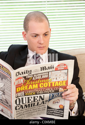 man reading Daily Mail newspaper Stock Photo