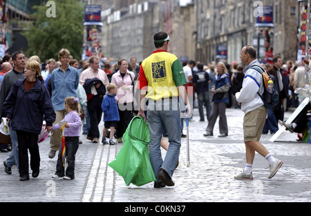 litter during the Edinburgh Festival. Pictured City of Edinburgh council(rubbish busters) Stock Photo