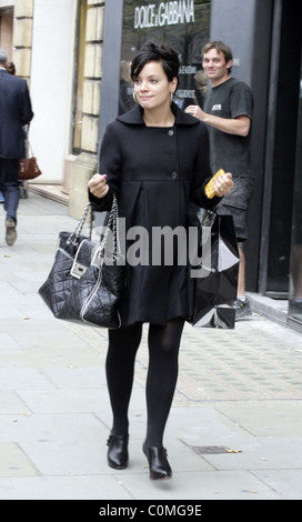 Lily Allen out shopping for new designer shoes at Cesare Paciotti London,  England - 15.09.08 Stock Photo - Alamy