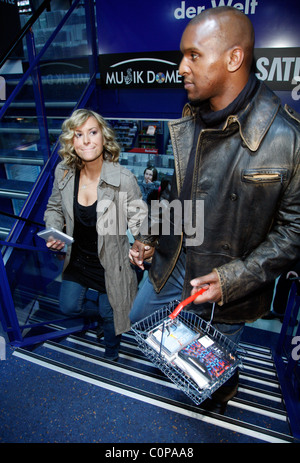 Anastacia, husband Wayne Newton shopping at Saturn consumer electronics store Cologne, Germany - 24.10.08  , Pop star Anastacia Stock Photo