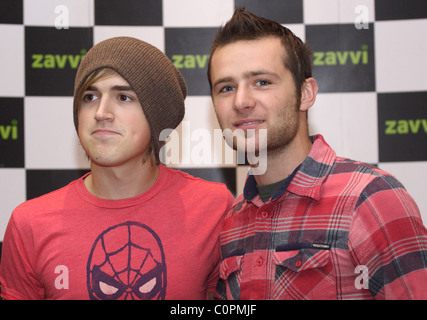 Tom Fletcher,left, and Harry Judd of McFly at Zavvi to launch their new single 'Lies' Bluewater, Kent - 18.09.08 : Linda Stock Photo