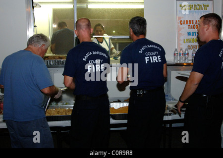 Firefighters and rescue workers eating after working all night Devastation left after the wildfires in Montecito, Santa Stock Photo