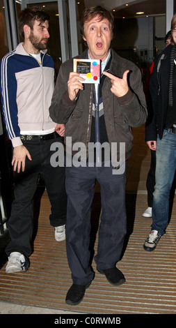 Paul mccartney 2 181208 paparazzi hi-res stock photography and