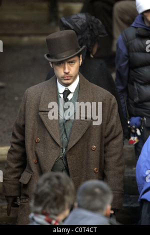 Jude Law filming on the set of Sherlock Holmes London, England - 21.12.08 Stock Photo