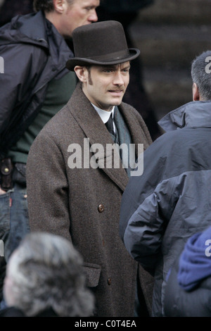 Jude Law filming on the set of Sherlock Holmes London, England - 21.12.08 Stock Photo