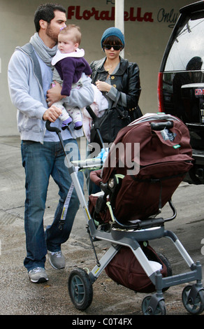 Cash Warren, Honor Marie and Jessica Alba take their daughter Honor Marie to a restaurant, then stop by Public Storage in Los Stock Photo