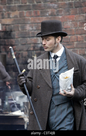 Jude Law filming on the set of Sherlock Holmes London, England - 21.12.08 Stock Photo