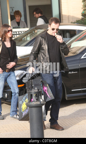 Jonny Lee Miller and wife Michele Hicks doing some last minute Christmas shopping at Barney's of New York Los Angeles, Stock Photo