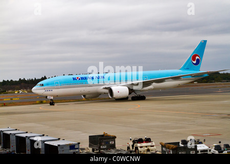 Korean Air Boeing 777-200 arriving at Narita Airport, Tokyo, Japan Stock Photo