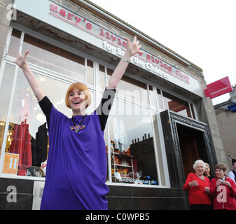 Mary Portas, ‘the Queen of Shops’ in her new boutique-style, designer charity shop for Save the Children. Living and Giving Shop Stock Photo