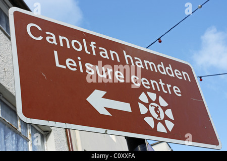 A bi-lingual sign in English and Welsh directing people to the leisure centre in Beaumaris, Isle of Anglesey, North Wales Stock Photo