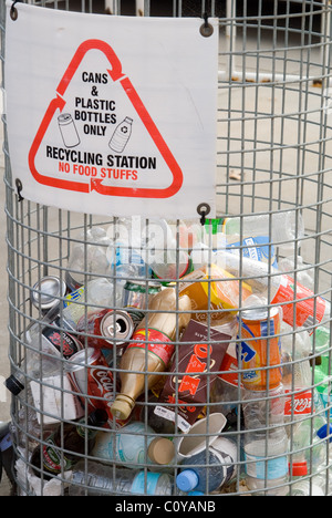 Recycling sign on a rubbish bin in parkland, Adelaide, South Australia. Stock Photo