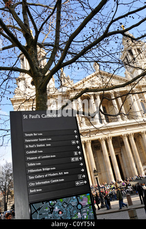 Legible London Street Sign in front of St Pauls cathedral Stock Photo