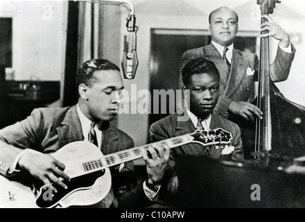 NAT KING COLE TRIO  US musician, singer and jazz pianist at centre Stock Photo