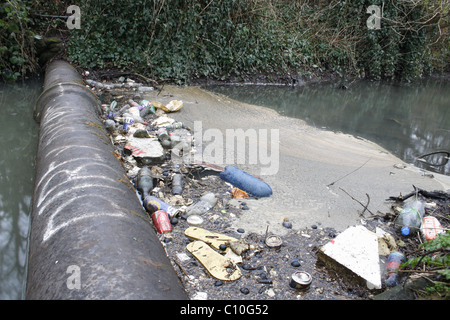 River Ryton Level Worksop rubbish against sewage pipe in river Ryton, Worksop, Notts Stock Photo ...