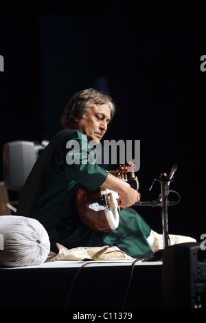 Ustad Amjad Ali Khan Scotland & Seagrams 100 Pipers present a Sarod concerto by the Scottish Chamber Orchestra conducted by Stock Photo