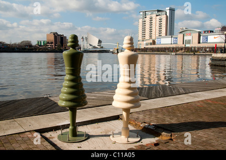 'Factory Ladies', a sculpture by David Appleyard. One of the Unlocking Salford Quays exhibits at Salford Quays, Manchester, UK Stock Photo