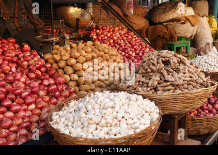 Onions, potatoes, ginger and garlic, Devaraja Market, Mysore, Karnataka, South India, India, South Asia, Asia Stock Photo