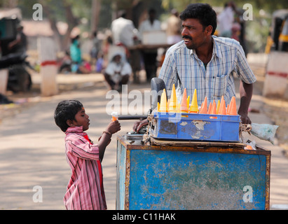 Mobile ice-cream vendor, Nanjangud, Karnataka, South India, India, South Asia, Asia Stock Photo