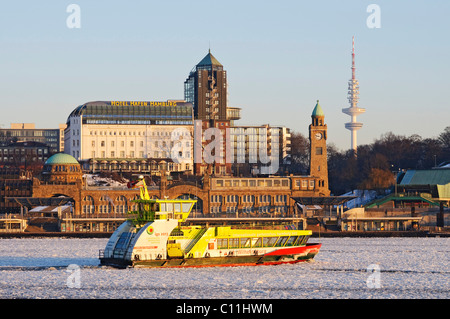 A harbor ferry on the wintery Elbe river in Hamburg's port, Landungsbruecken jetties, Hamburg, Germany, Europe Stock Photo