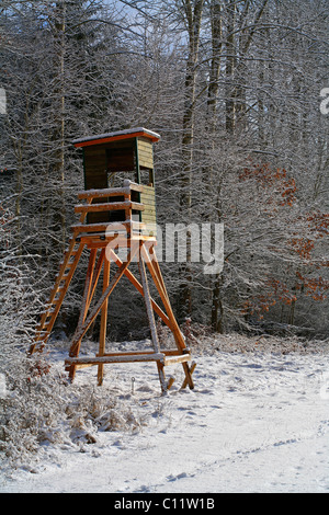 Hunting stand, raised blind, raised hide in winter Stock Photo