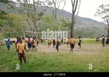 Middle school, students playing volleyball, junior high school, SMP Kurima, Baliem Valley, Irian Jaya, Indonesia, Southeast Asia Stock Photo