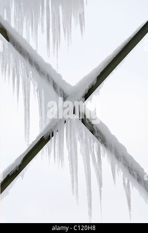 Icicles hanging from steel beams of a water tower, Rheinpark, Duisburg-Hochfeld, Ruhr area, North Rhine-Westphalia Stock Photo