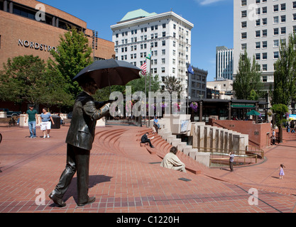 Bronze figure with an umbrella on the Pioneer Courthouse Square, Portland, Oregon, USA Stock Photo