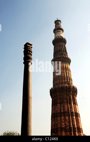 Iron Pillar and Qutb Minar, Qutb Complex, Mehrauli Archaeological Park, Delhi, Uttar Pradesh, North India, India, South Asia Stock Photo