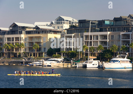 Luxury homes at the Waterfront, in front a luxury yacht, Victoria & Alfred Waterfront, Cape Town, Western Cape, South Africa Stock Photo