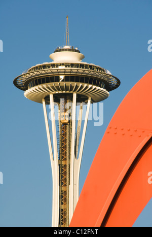 USA, Washington, Seattle, 'Eagle' Sculpture by Alexander Calder (1971) Olympic Sculpture Garden:  Space Needle Behind Stock Photo