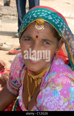 Close up portrait of Indian woman worker in Rajasthan desert wearing tradition dress Stock Photo