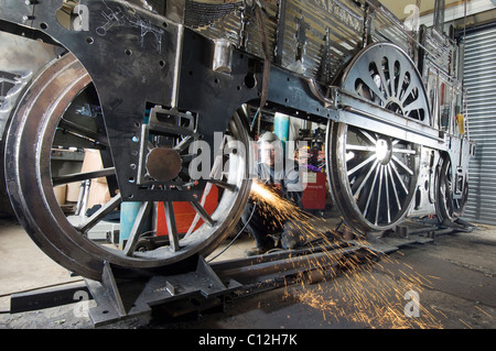 Sculptor Jon Mills welds the frame of his lifesize but two-dimensional artwork based on  steam train 'Jenny Lind' Stock Photo