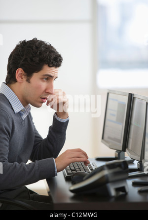 USA, New Jersey, Jersey City, business man using computer in office Stock Photo