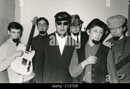 VANDYKE AND THE BAMBIS about 1964 with Les Vandyke (Johnny Worth) right front in black hat Stock Photo