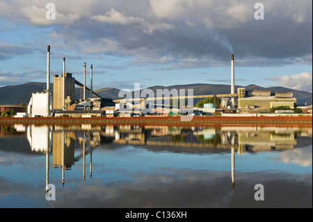 The United Glass Limited Glass Works in Alloa, Clackmannanshire, Scotland, UK. Reflected in the River Forth. Stock Photo