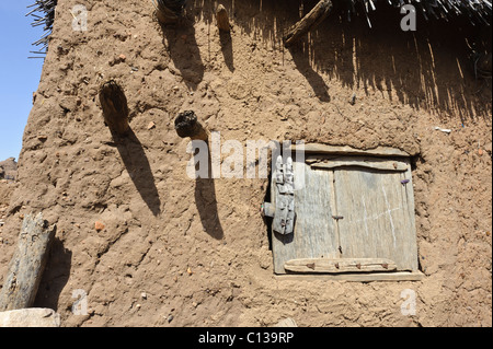 Granary door with carved Dogon wooden door lock. Begnemato village on Gondo plain.  Dogon Plateau, Pays Dogon, Mali. Stock Photo