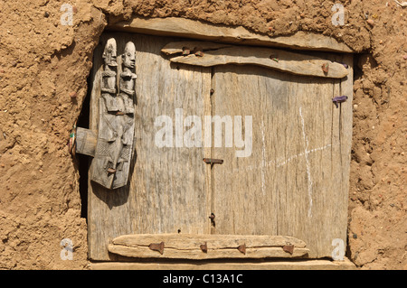 Granary door with carved Dogon wooden door lock. Begnemato village on Gondo plain.  Dogon Plateau, Pays Dogon, Mali. Stock Photo