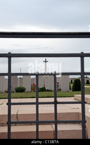 View of the Cross of Sacrifice through the entrance gate to the CWGC Divisional Collecting Post Cemetery near Ieper, Belgium. Stock Photo