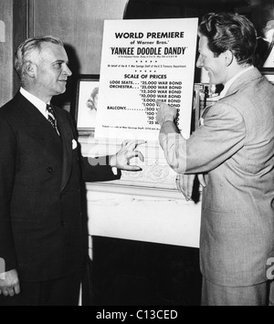 Governor DWIGHT GREEN of Illinois joins DANNY KAYE for the War Bond fund raiser New York City premiere of YANKEE DOODLE DANDY, 5/21/42 Stock Photo