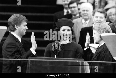 Bush Sr. Presidency. From left: US Vice President Dan Quayle with Marilyn Quayle, being sworn in by Supreme Court Justice Sanda Stock Photo