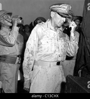 1940s GENERAL OF THE ARMY DOUGLAS MACARTHUR COMMANDER-IN-CHIEF WORLD ...