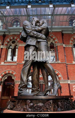 united kingdom london st pancras international railway station the meeting place statue by artist paul day Stock Photo