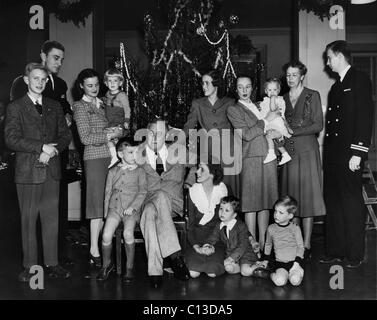 FDR Presidency. Seated, center: US President Franklin Delano Roosevelt. Kneeling: Anna Roosevelt Boettiger. Second from far right: First Lady Eleanor Roosevelt. Far right: Elliott Roosevelt, circa mid-1940s. Stock Photo