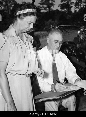 FDR Presidency. First Lady Eleanor Roosevelt watching US President Franklin Delano Roosevelt signing a deed donating land in Hyde Park, NY for Roosevelt's Presidential library, late 1930s. Stock Photo