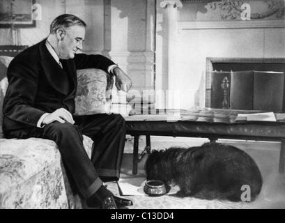 FDR Presidency. US President Franklin Delano Roosevelt and his dog, Fala, circa early 1940s. Stock Photo